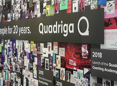 <strong>„20 JAHRE QUADRIGA“ MESSESTAND /</strong><br/ >Corporate Identity